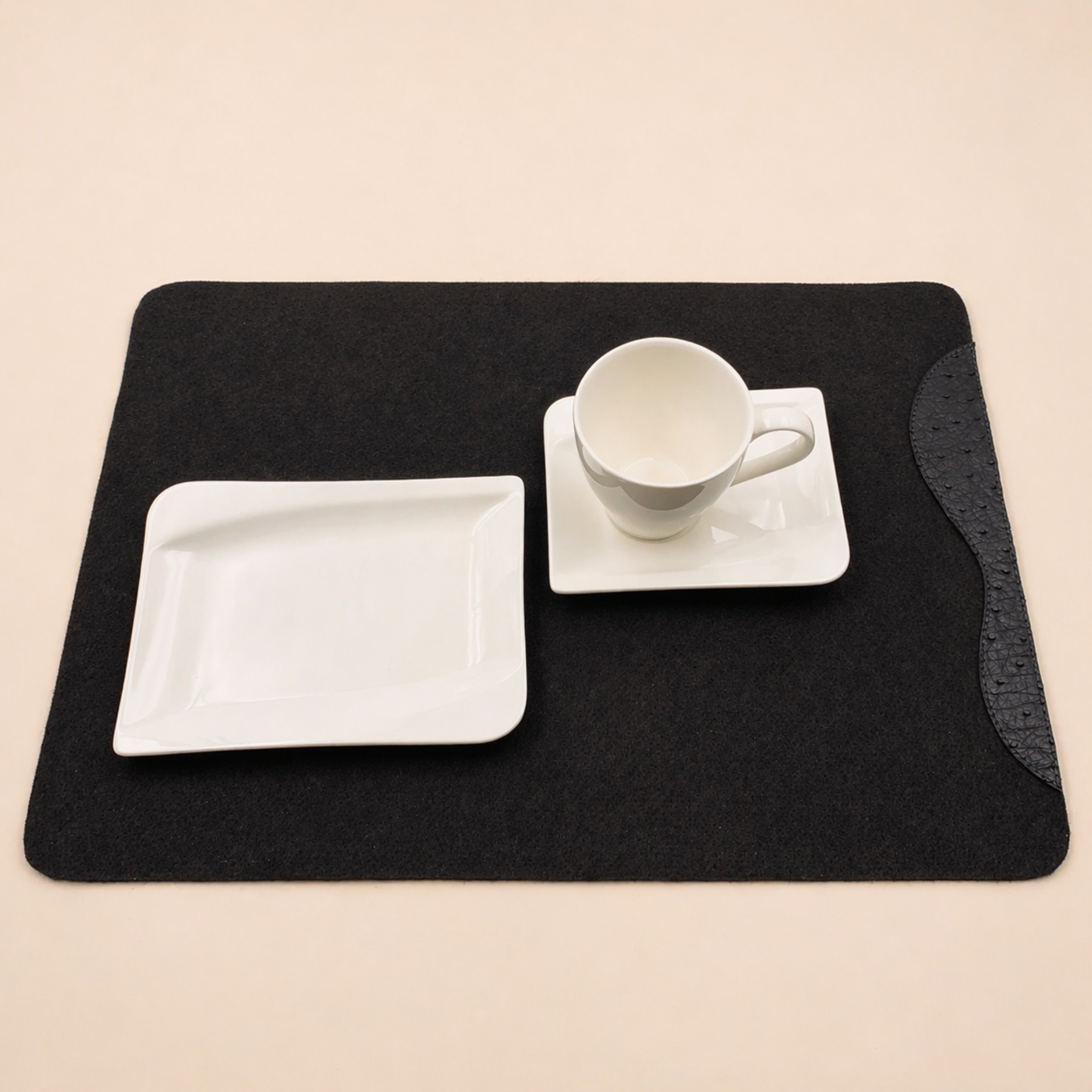 Elegante Filz-Tischunterlage mit Straußenleder-Applikation LE10801-sw Detailansicht 1